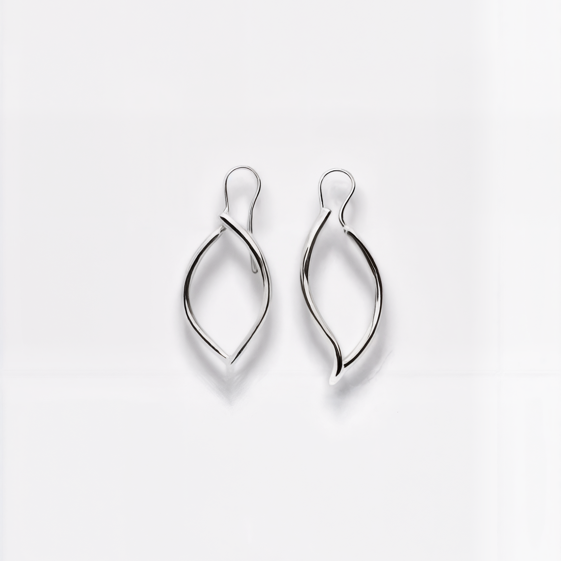 Eos — Aretes Hoja Minimalista en Plata 925