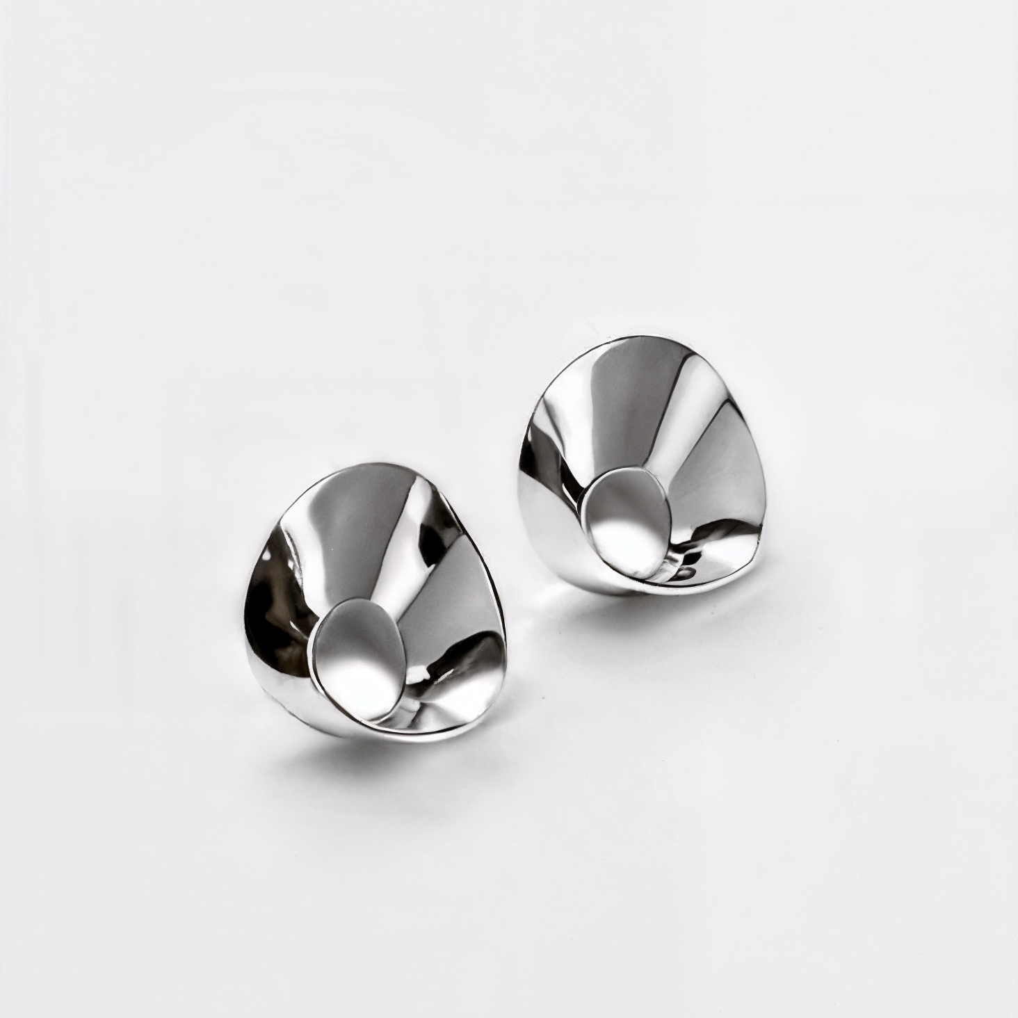 Afrodita — Aretes Pétalo Concha en Plata 925