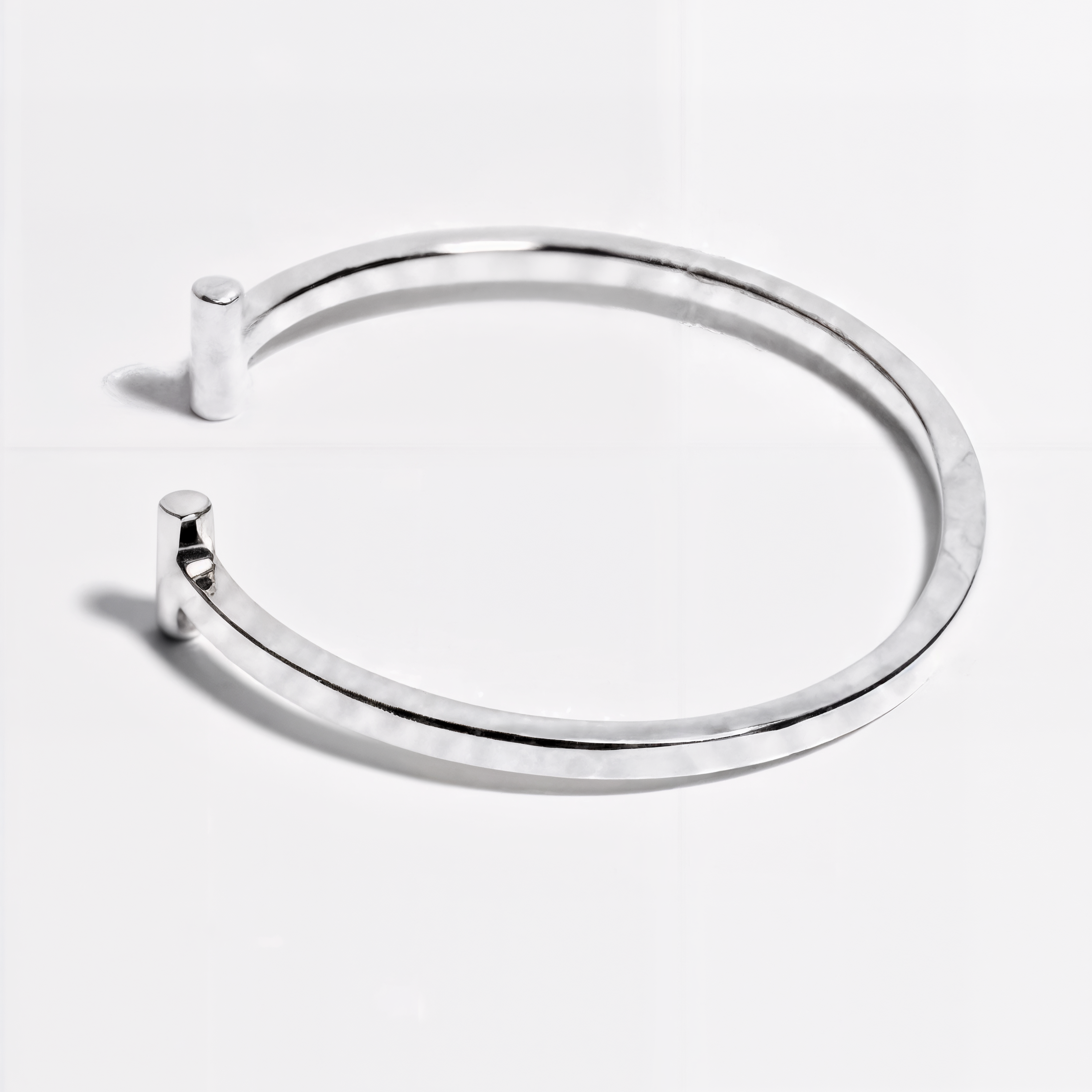 Jano — Brazalete Minimalista en Plata 925