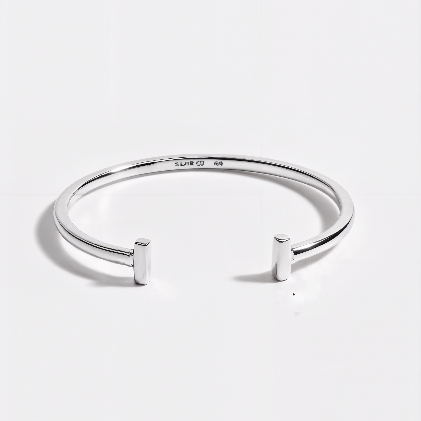 Jano — Brazalete Minimalista en Plata 925
