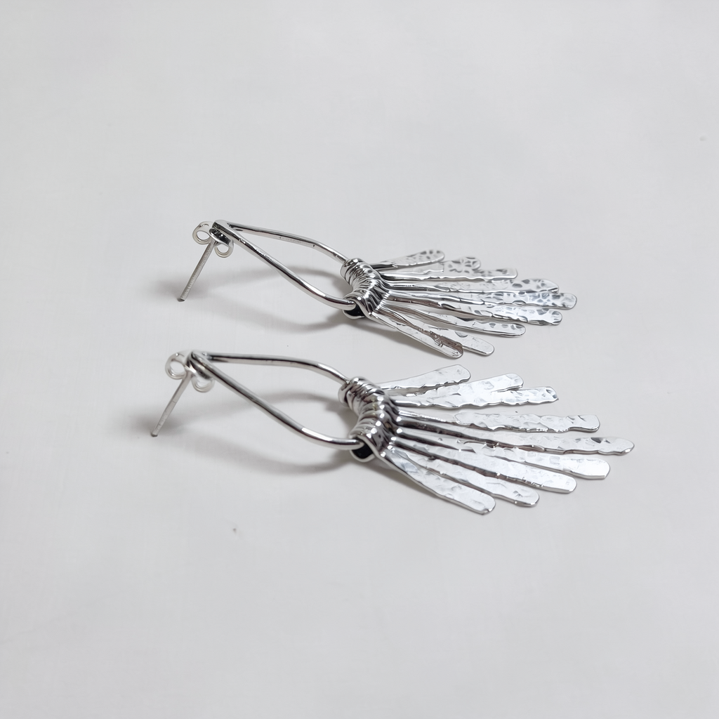 Helíades — Aretes Flecos Martillados en Plata 925