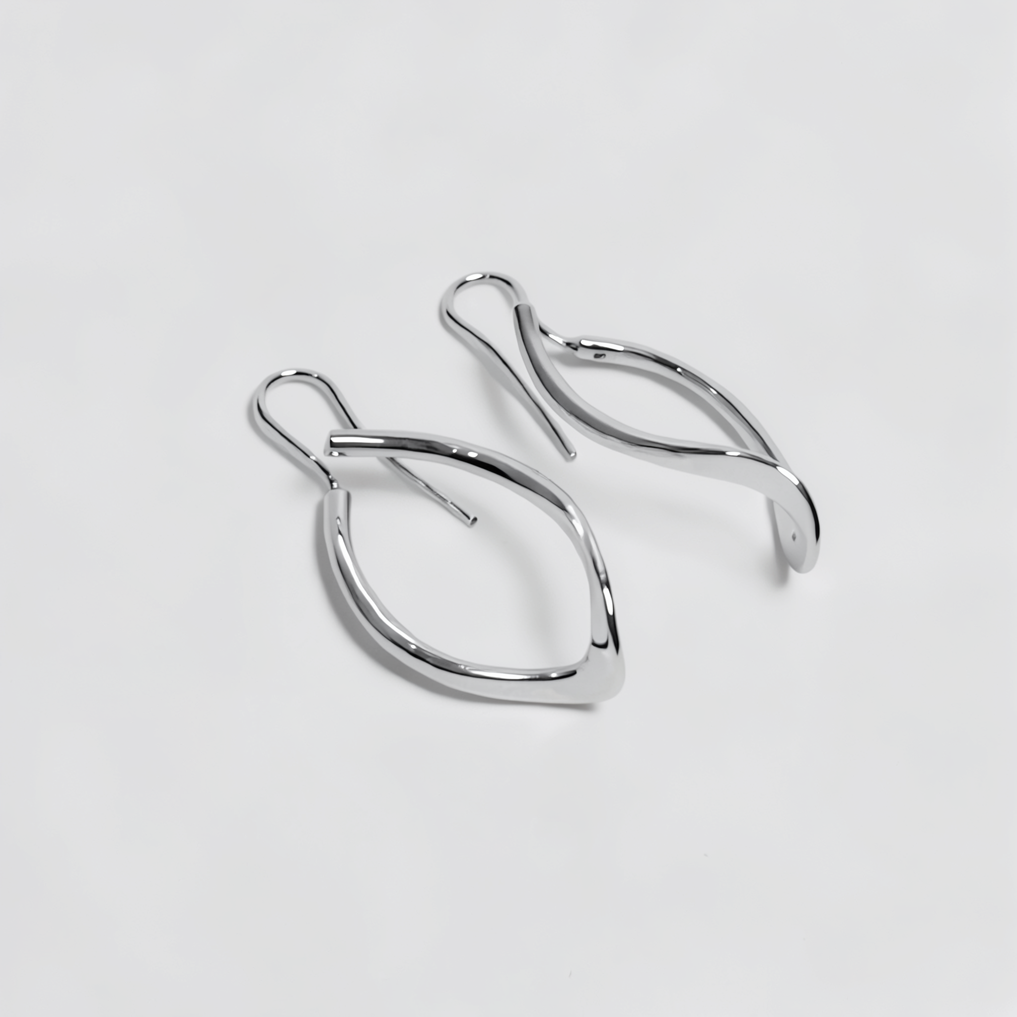 Eos — Aretes Hoja Minimalista en Plata 925