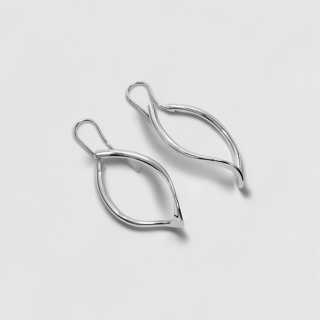 Eos — Aretes Hoja Minimalista en Plata 925