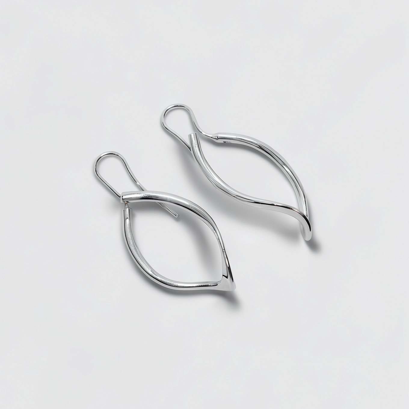 Eos — Aretes Hoja Minimalista en Plata 925