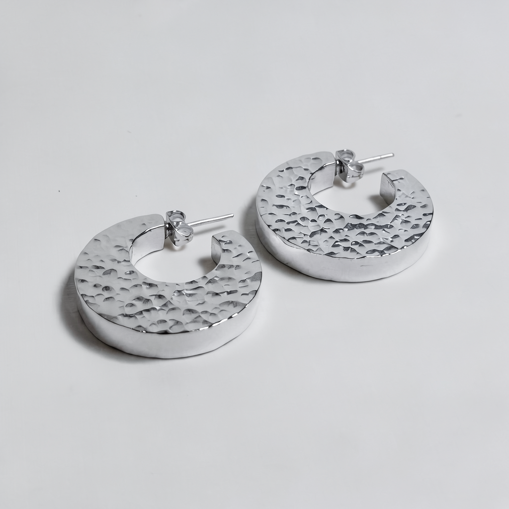 Artemisa — Aretes Lunares Texturizados en Plata 925