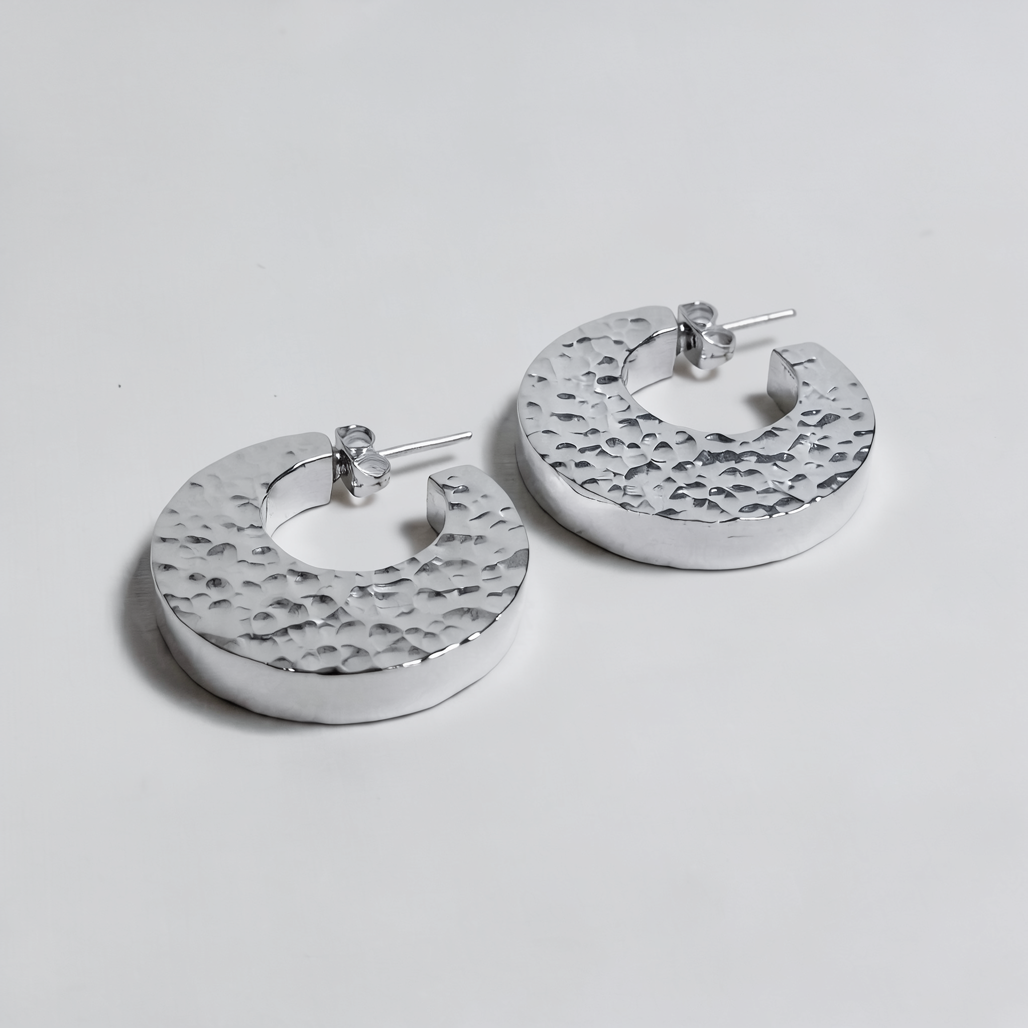 Artemisa — Aretes Lunares Texturizados en Plata 925