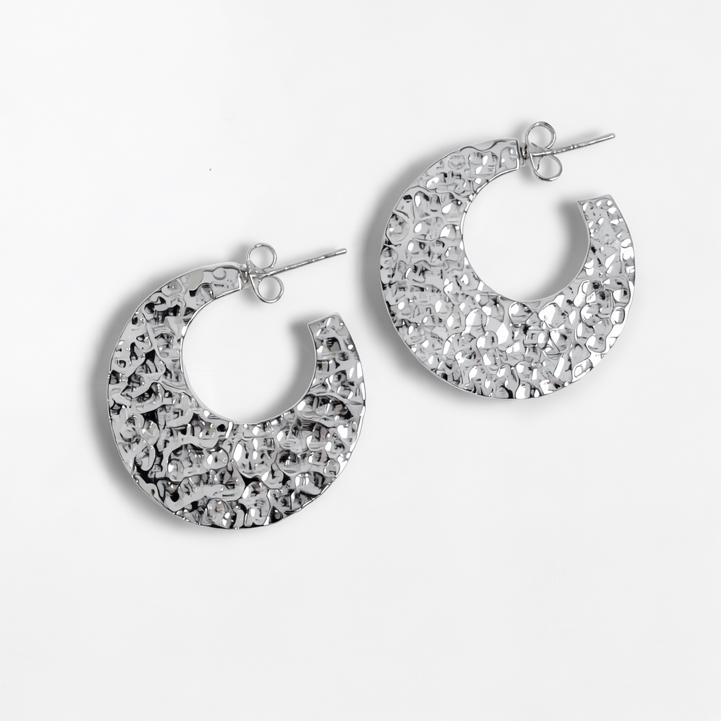 Artemisa — Aretes Lunares Texturizados en Plata 925