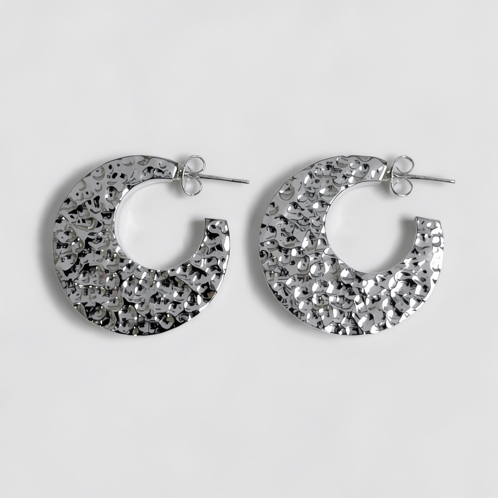 Artemisa — Aretes Lunares Texturizados en Plata 925