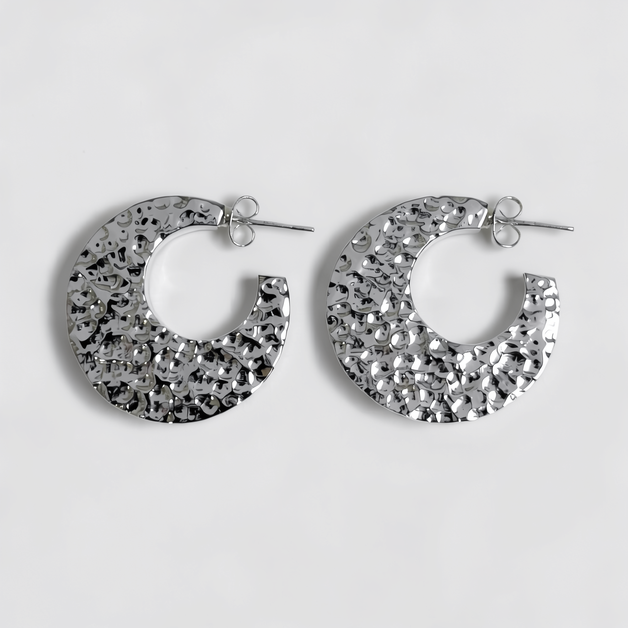 Artemisa — Aretes Lunares Texturizados en Plata 925