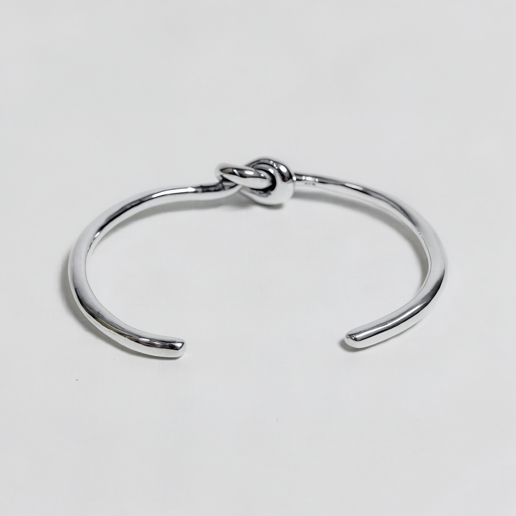 Hera — Pulsera Abierta con Nudo en Plata 925