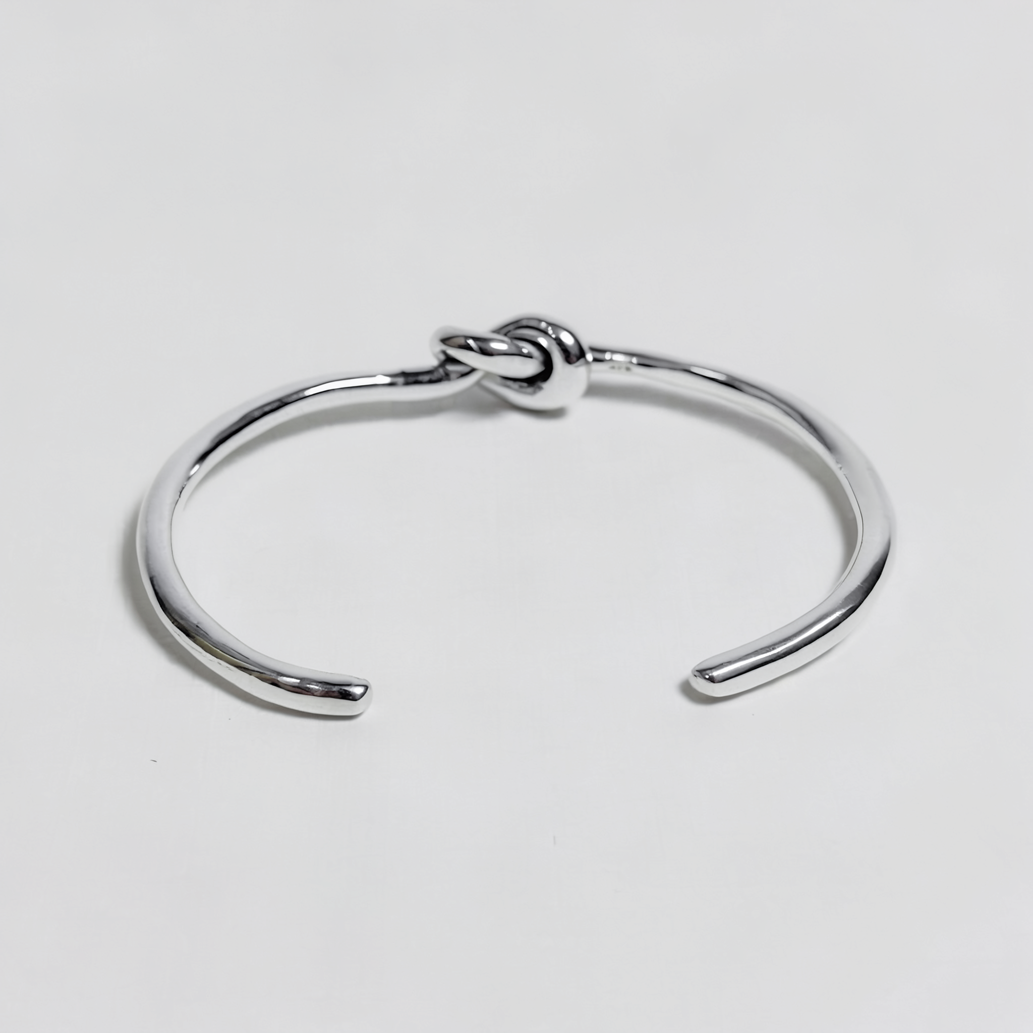 Hera — Pulsera Abierta con Nudo en Plata 925