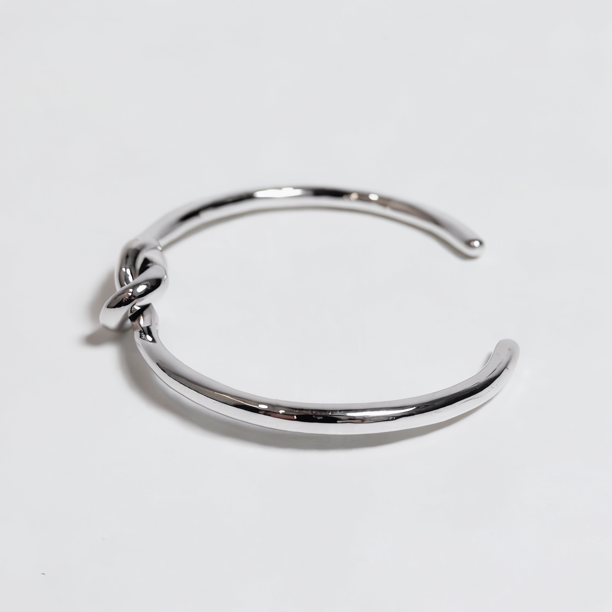 Hera — Pulsera Abierta con Nudo en Plata 925