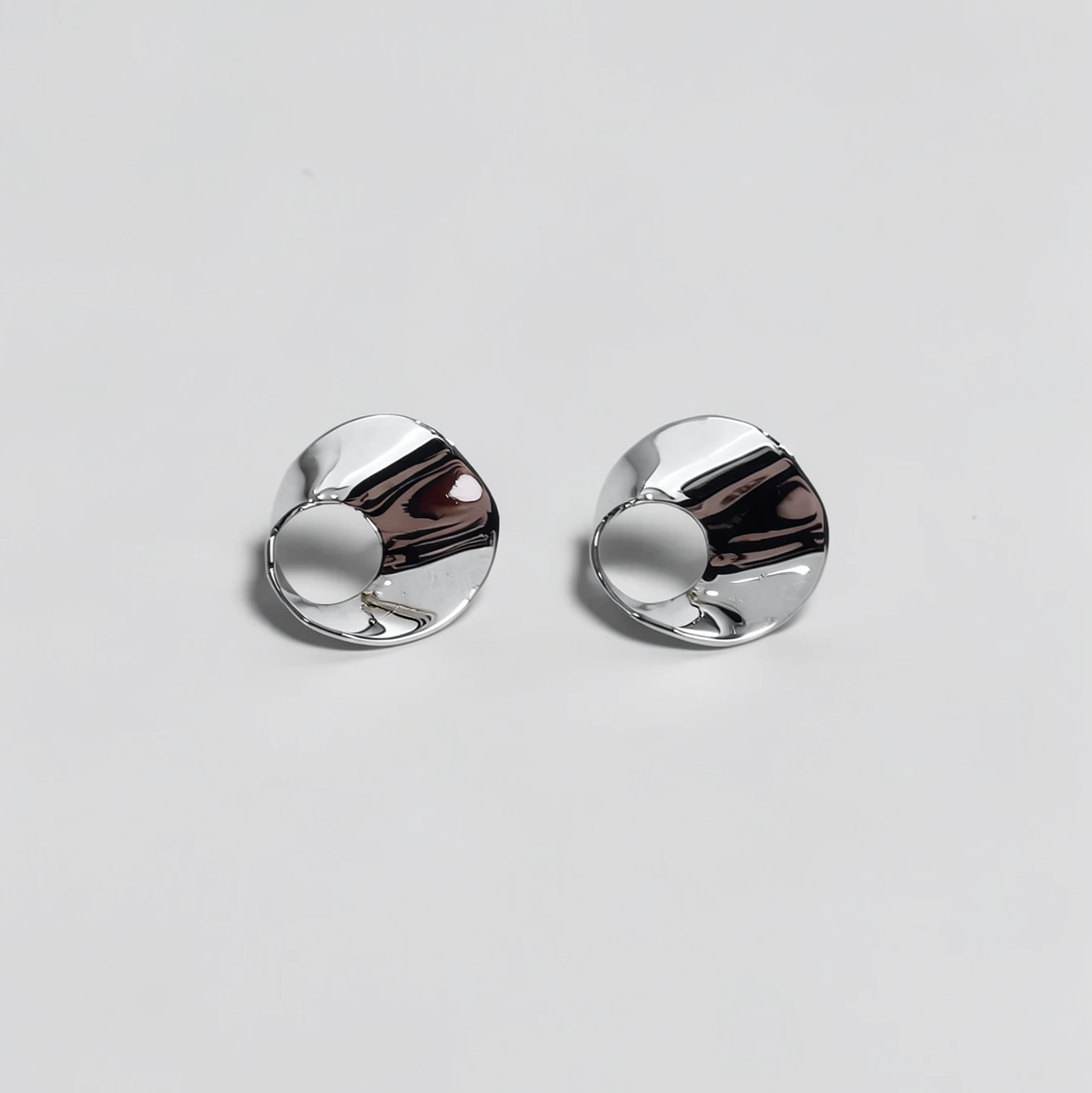 Afrodita — Aretes Pétalo Concha en Plata 925